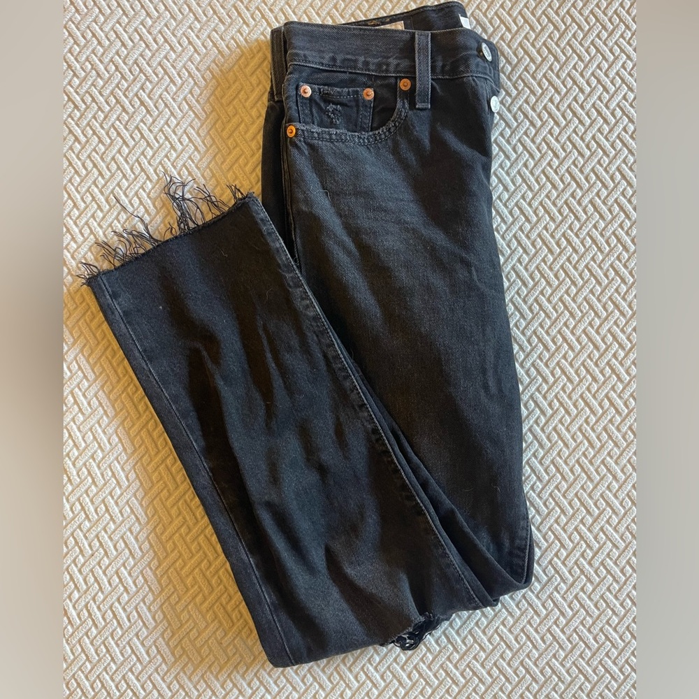 Levi’s Wedgie Straight Black Distressed Jeans Size 25